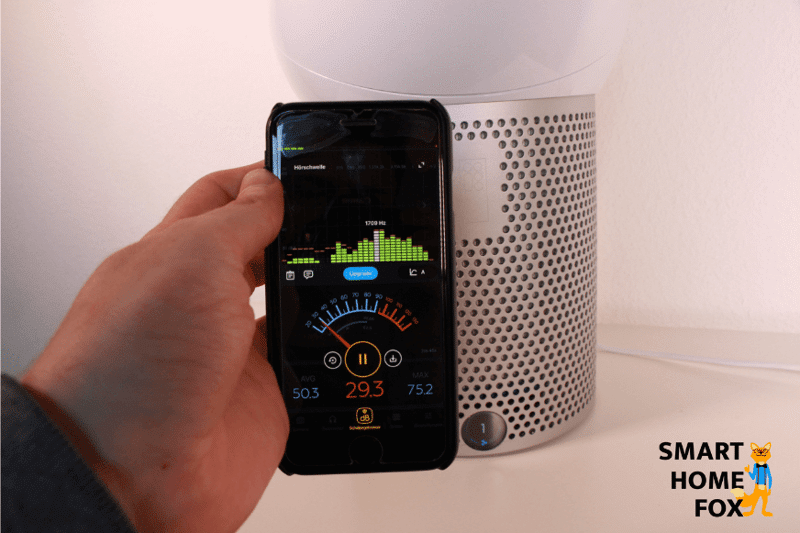 Auf dem Handy wird die Lautstärke des Dyson Pure Cool Me BP01 gemessen. Die Messung zeigt 29 dB auf Lüfterstufe 1 an.